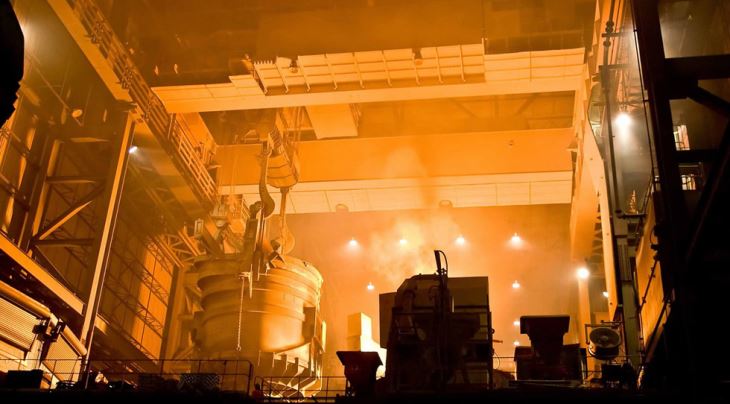 כפול וברוחב הליהוק ממעל קריין עם וו