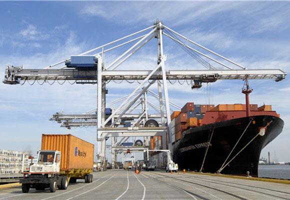 הספינה לעגור מכולות החוף